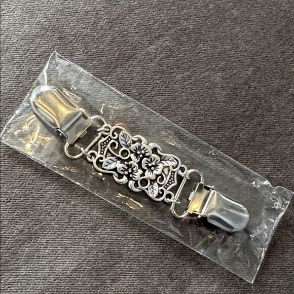 Women’s Silver Sweater Clips 6 Piece Set in Clear Storage Container NEW - Picture 7 of 14